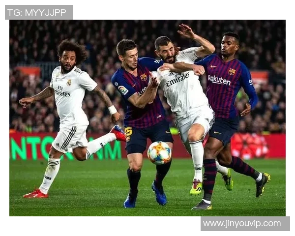 西甲国家德比激情对决巴萨与皇马再度交锋引爆球迷热情 西甲国家德比激情对决巴萨与皇马再度交锋引爆球迷热情