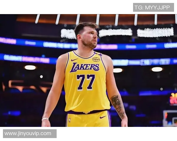 东契奇砍44+12完爆莫兰特8分！小里失球权不冤，湖人两大新援迸发